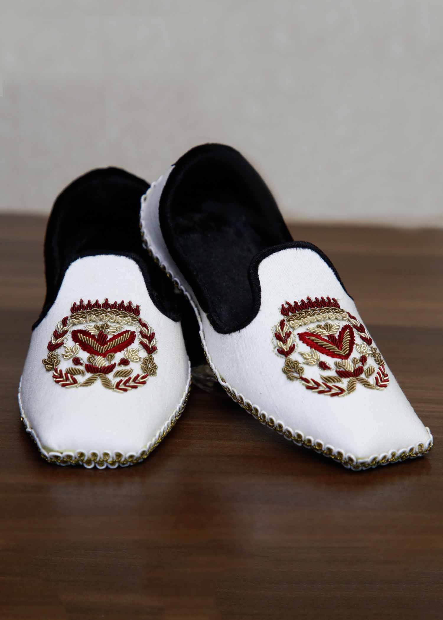 White Embroidered Khussa