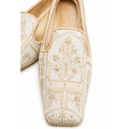 Handmade Ivory Khussa with Golden Embroidered Threadwork Ivory Khussa